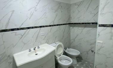 Venta de PH con cochera y patio en Abasto