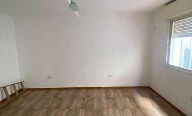 Venta de PH con cochera y patio en Abasto