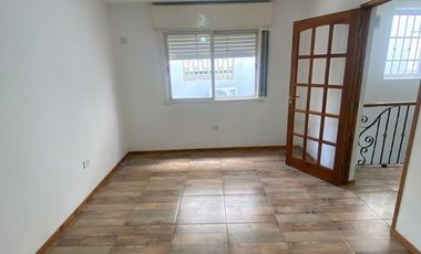 Venta de PH con cochera y patio en Abasto