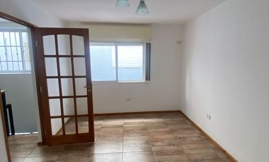 Venta de PH con cochera y patio en Abasto