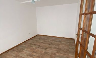 Venta de PH con cochera y patio en Abasto