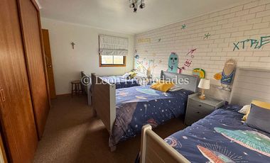 Leon Propiedades vende hermosa casa en Condominio valle los Naranjos.