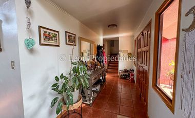 Leon Propiedades vende hermosa casa en Condominio valle los Naranjos.