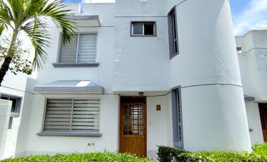 🏠 VENDO CASA DOS PLANTAS CON TERRAZA - TRES DORMITORIOS - (TONSUPA - Club del Pacífico) $77,000.oo OFERTA.