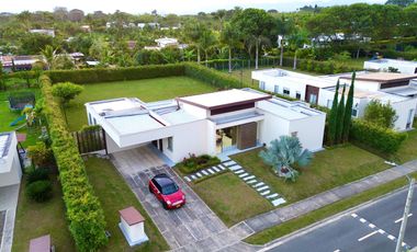 Extraordinaria casa campestre moderna de un solo nivel en Cerritos con lote de 1500 m2. Pereira - Colombia.