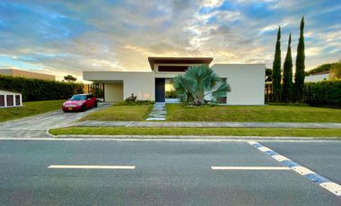 Extraordinaria casa campestre moderna de un solo nivel en Cerritos con lote de 1500 m2. Pereira - Colombia.