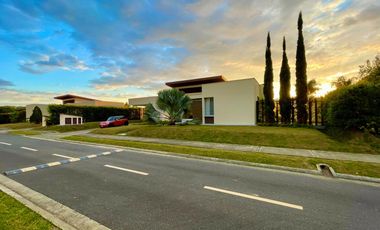 Extraordinaria casa campestre moderna de un solo nivel en Cerritos con lote de 1500 m2. Pereira - Colombia.