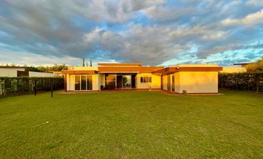 Extraordinaria casa campestre moderna de un solo nivel en Cerritos con lote de 1500 m2. Pereira - Colombia.