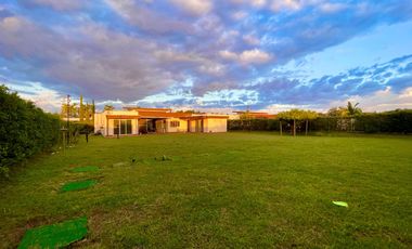 Extraordinaria casa campestre moderna de un solo nivel en Cerritos con lote de 1500 m2. Pereira - Colombia.