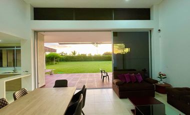 Extraordinaria casa campestre moderna de un solo nivel en Cerritos con lote de 1500 m2. Pereira - Colombia.