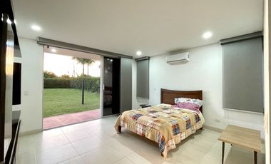 Extraordinaria casa campestre moderna de un solo nivel en Cerritos con lote de 1500 m2. Pereira - Colombia.