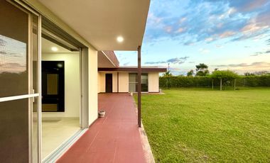 Extraordinaria casa campestre moderna de un solo nivel en Cerritos con lote de 1500 m2. Pereira - Colombia.