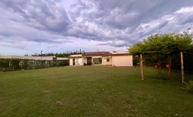 Extraordinaria casa campestre moderna de un solo nivel en Cerritos con lote de 1500 m2. Pereira - Colombia.
