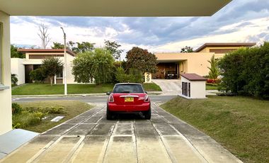 Extraordinaria casa campestre moderna de un solo nivel en Cerritos con lote de 1500 m2. Pereira - Colombia.