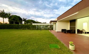 Extraordinaria casa campestre moderna de un solo nivel en Cerritos con lote de 1500 m2. Pereira - Colombia.