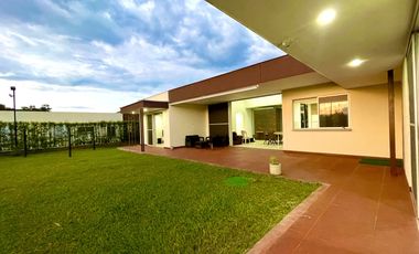 Extraordinaria casa campestre moderna de un solo nivel en Cerritos con lote de 1500 m2. Pereira - Colombia.
