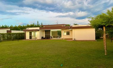 Extraordinaria casa campestre moderna de un solo nivel en Cerritos con lote de 1500 m2. Pereira - Colombia.