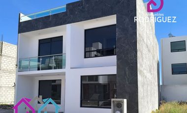 Casa nueva en Fraccionamiento Explanda Sur con recamara en planta baja