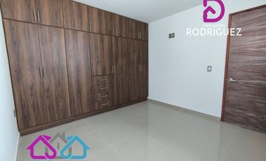 Casa nueva en Fraccionamiento Explanda Sur con recamara en planta baja