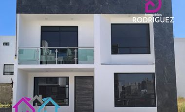 Casa nueva en Fraccionamiento Explanda Sur con recamara en planta baja