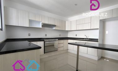 Casa nueva en Fraccionamiento Explanda Sur con recamara en planta baja