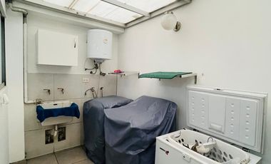 Se vende lindo Triplex en Santiago de Surco – Frente a Parque–  Calle Pedro de Candia cdra. 1