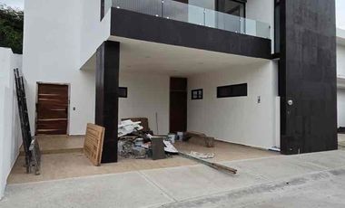 Casa en venta dentro de Residencial privado Royal Campestre