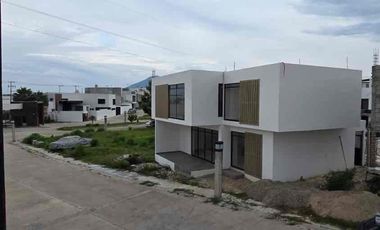 Casa en venta dentro de Residencial privado Royal Campestre