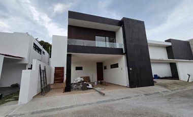 Casa en venta dentro de Residencial privado Royal Campestre