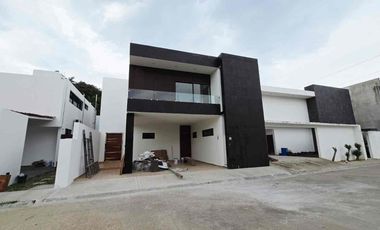 Casa en venta dentro de Residencial privado Royal Campestre