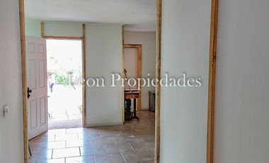 Leon Propiedades vende sitio con 3 casas a orillas de Ruta 68