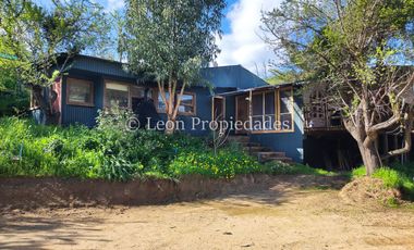 Leon Propiedades vende sitio con 3 casas a orillas de Ruta 68