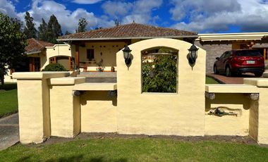 HERMOSA CASA RÚSTICA DE VENTA EN TUMBACO!!  UNA SOLA PLANTA!!