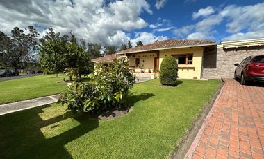 HERMOSA CASA RÚSTICA DE VENTA EN TUMBACO!!  UNA SOLA PLANTA!!