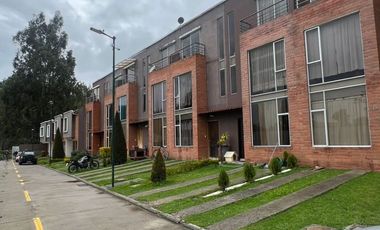 Venta de una Casa en Cuenca, sector de San Miguel en Ochoa León, Urbanización Portales del Machángara.