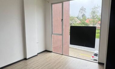 Venta de una Casa en Cuenca, sector de San Miguel en Ochoa León, Urbanización Portales del Machángara.