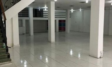 LOCAL EN CENTRO SANTA MARTA