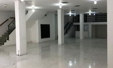 LOCAL EN CENTRO SANTA MARTA