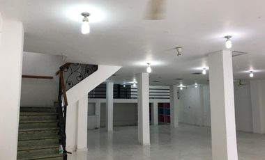 LOCAL EN CENTRO SANTA MARTA