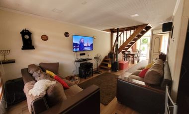 Gran Casa en Villa Los Poetas, Maipu