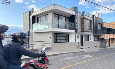 Casa de venta en Otavalo sector Monserrath, 6 departamentos