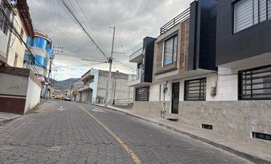 Casa de venta en Otavalo sector Monserrath, 6 departamentos