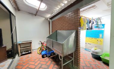 SE VENDE CASA EN VIA PRINCIPAL DE CORALES.