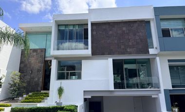 Residencia en Venta en Villa Verona Coto con Alberca
