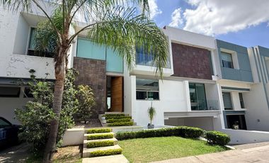 Residencia en Venta en Villa Verona Coto con Alberca