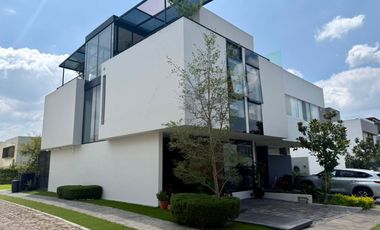 Residencia de lujo en ESQUINA dentro de coto en BOSQUES VALLARTA