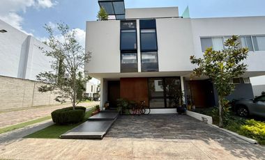 Residencia de lujo en ESQUINA dentro de coto en BOSQUES VALLARTA