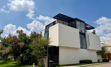 Residencia de lujo en ESQUINA dentro de coto en BOSQUES VALLARTA