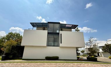 Residencia de lujo en ESQUINA dentro de coto en BOSQUES VALLARTA