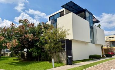 Residencia de lujo en ESQUINA dentro de coto en BOSQUES VALLARTA